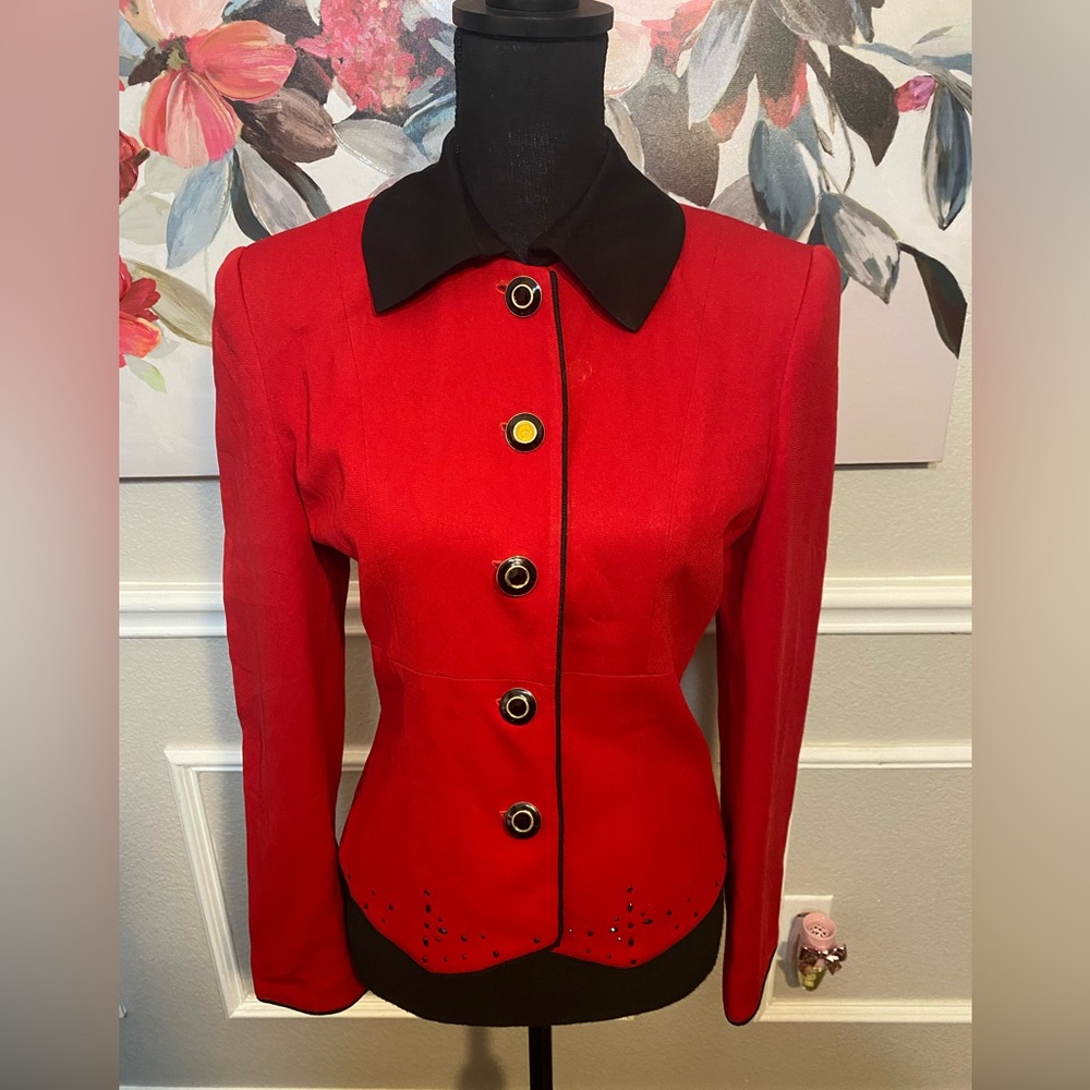 Red Blazer with Black Collar and Fitted Silhouette